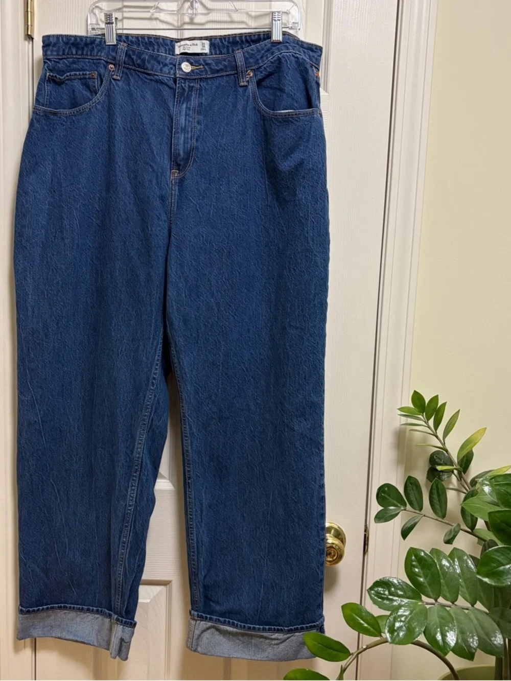 A & F The Loose High Rise Curve Loce cuffed hem Jeans 34 / 18